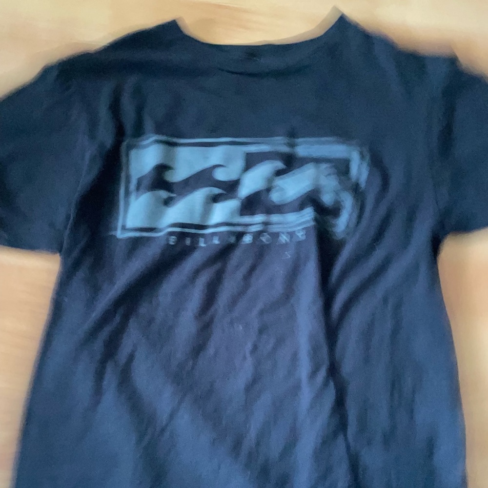 Medium used billabong kids tee